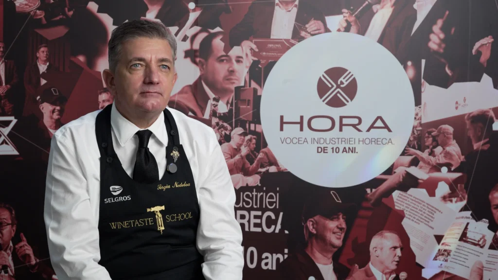 productie video bucuresti interviu la standul Asociatiei HORA cu fundal branduit HORA